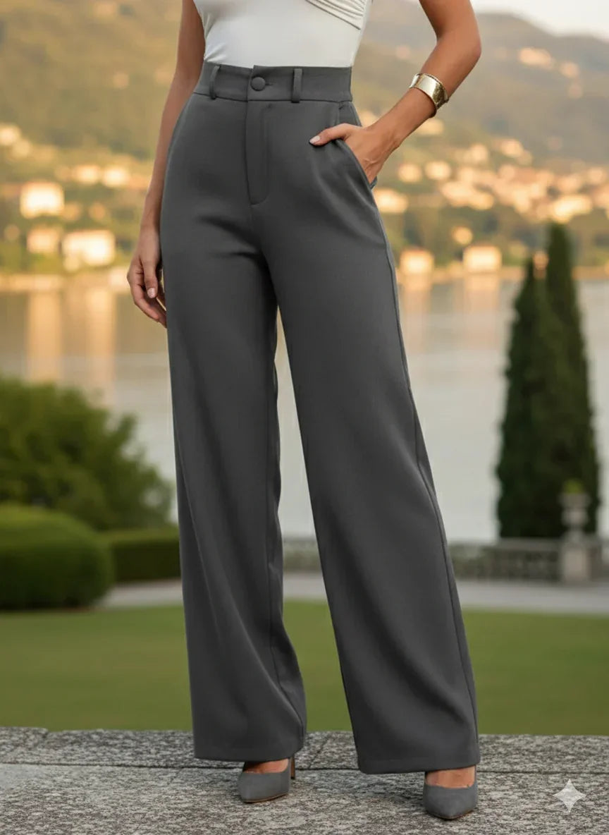Calça feminina de alfaiataria cinza de cintura alta e pernas largas, look elegante ao ar livre